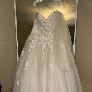 brand new wedding dress never worn never altered , and the Val comes with it
